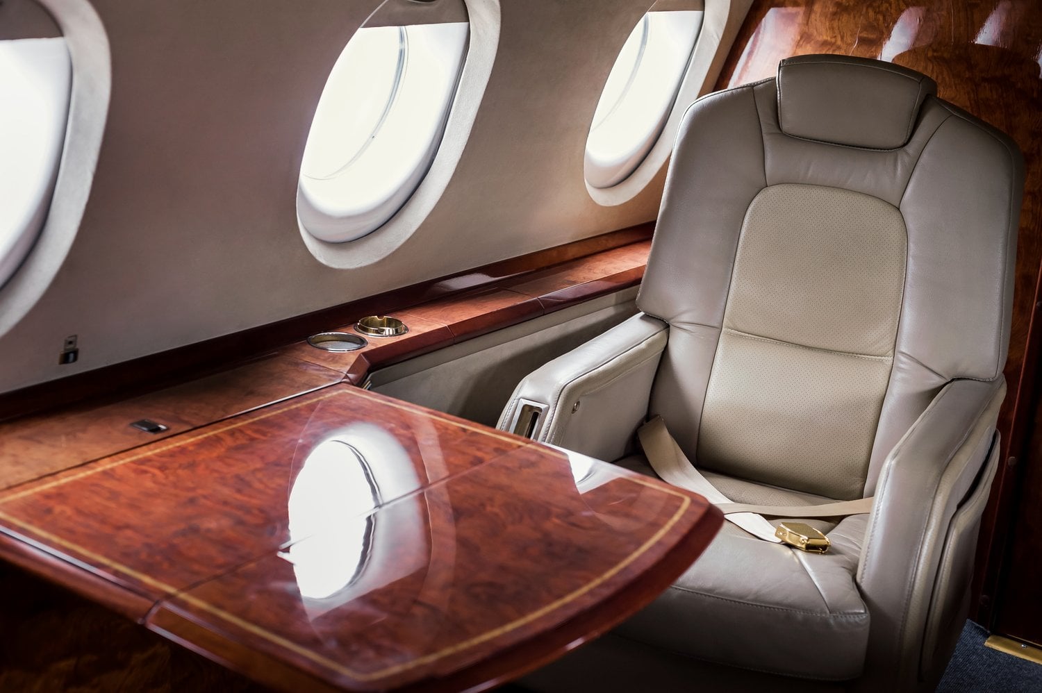 Im Super-Finish polierte Lackoberfläche eines luxeriösen Privatjet Innenraums